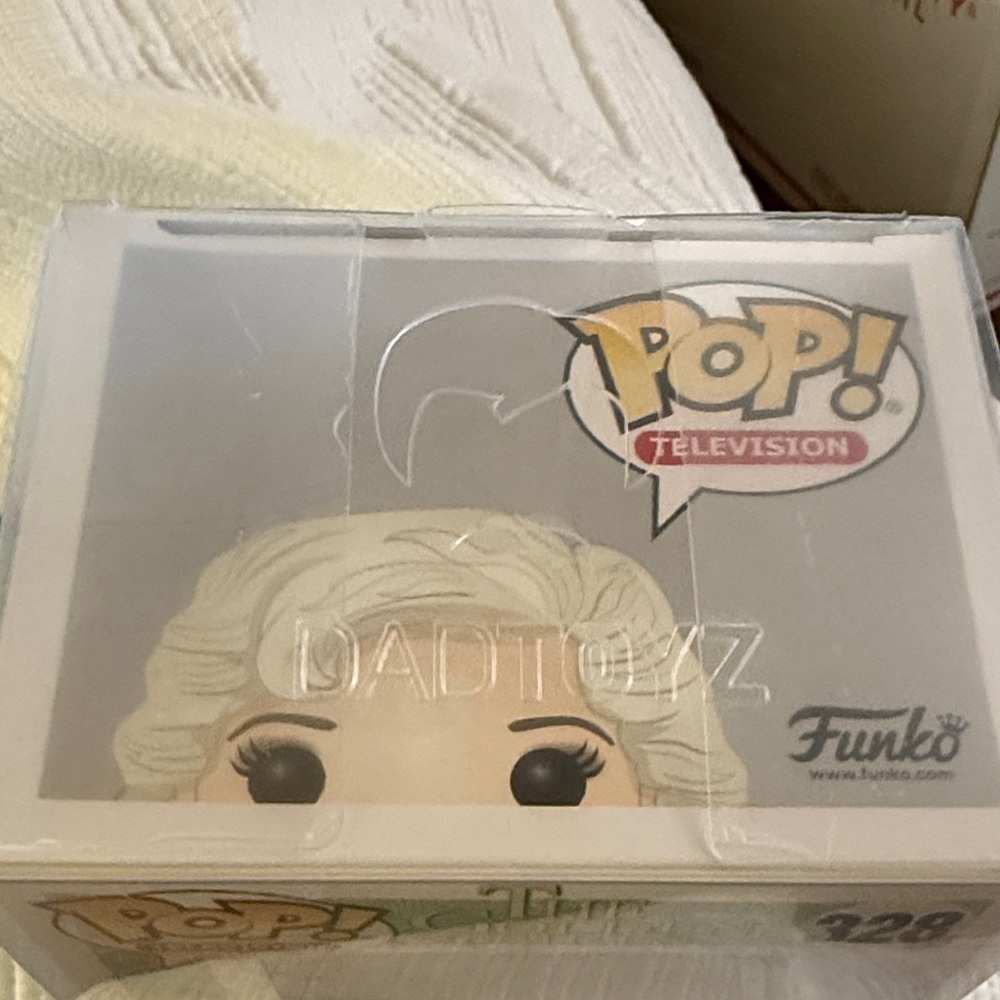 Funko The Golden Girls Rose Figure - Blue and Blonde 328 - Picture 2 of 5